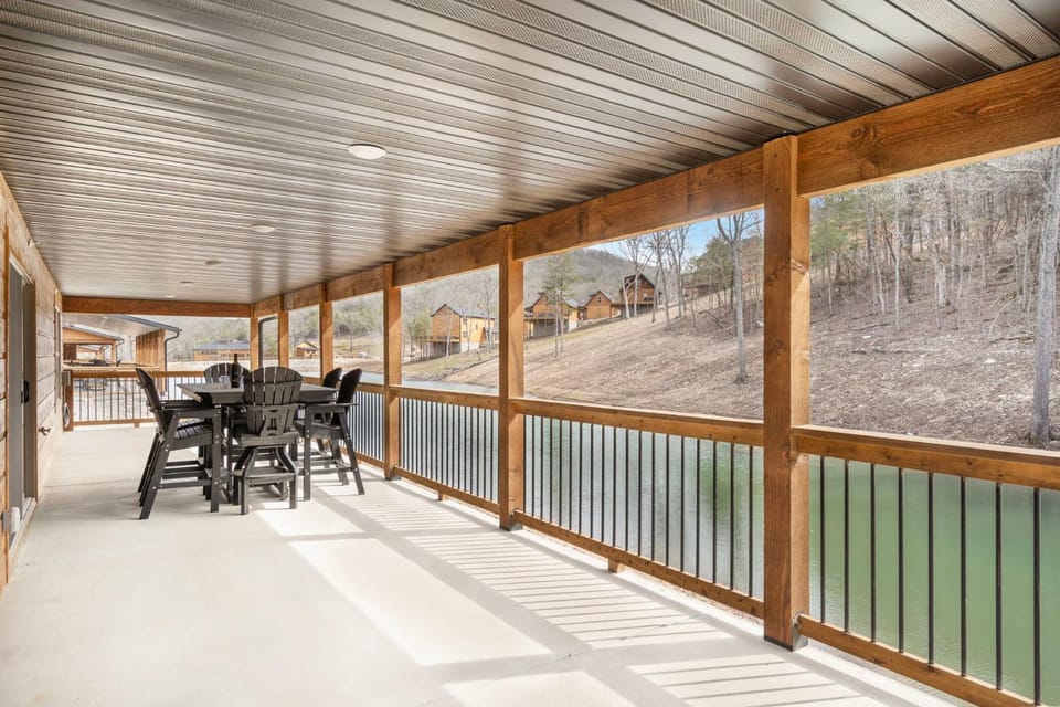 Cozy Cabin w Water View-Community Indoor Pool-Connect4-Bunk Room-Free Attraction Tickets Cabin in Hollister