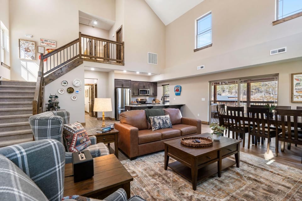 Peaceful Water View-Cozy Cabin-Free Daily Tickets-Near Table Rock-Pvt Hot Tub Cabin in Ridgedale