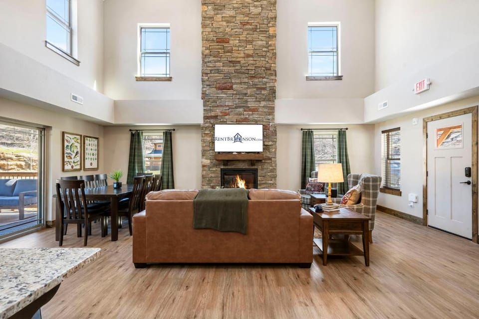 Peaceful Water View-Cozy Cabin-Free Daily Tickets-Near Table Rock-Pvt Hot Tub Cabin in Ridgedale