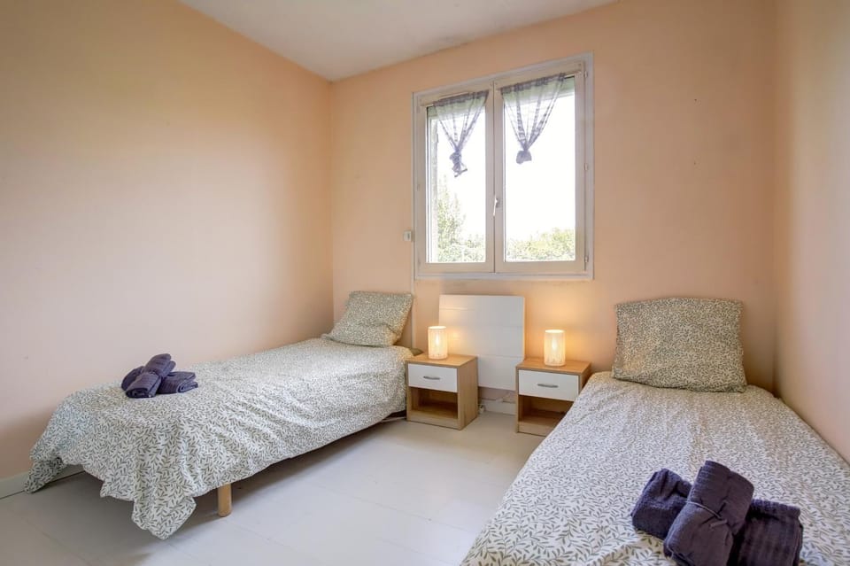 Bed, Photo of the whole room, Bedroom, towels