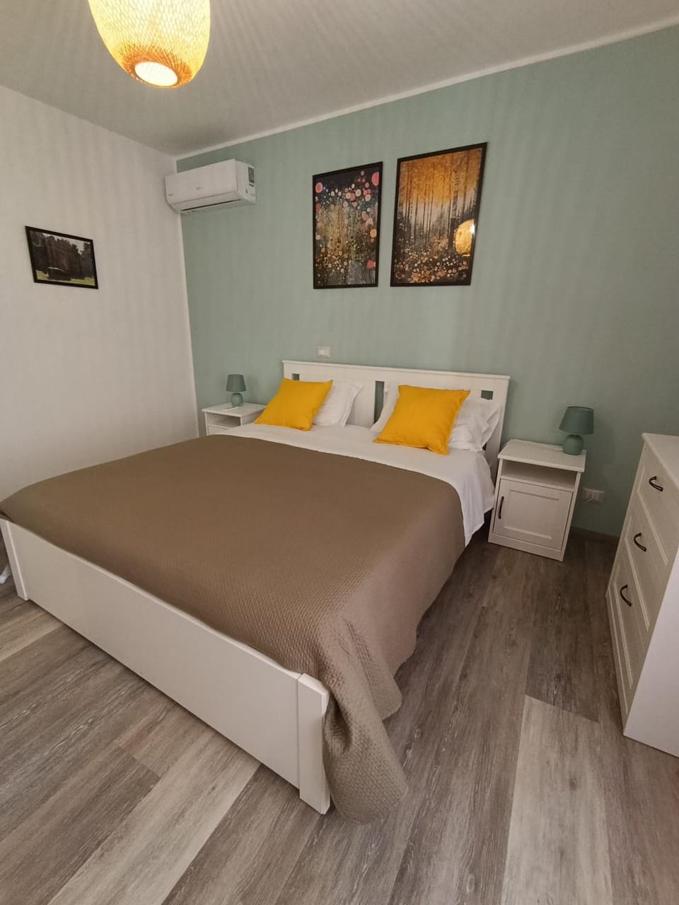 Bed, air conditioner
