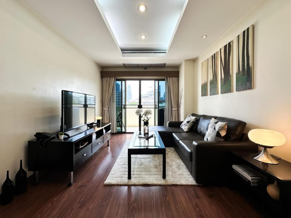 Vibrant Modern 57 SQM - Ultra Fast WiFi - BTS Thonglor Apartment in Bangkok