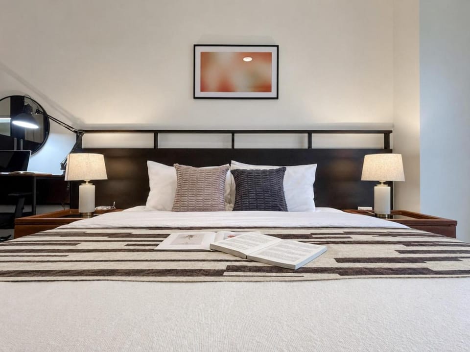 Vibrant Modern 57 SQM - Ultra Fast WiFi - BTS Thonglor Apartment in Bangkok