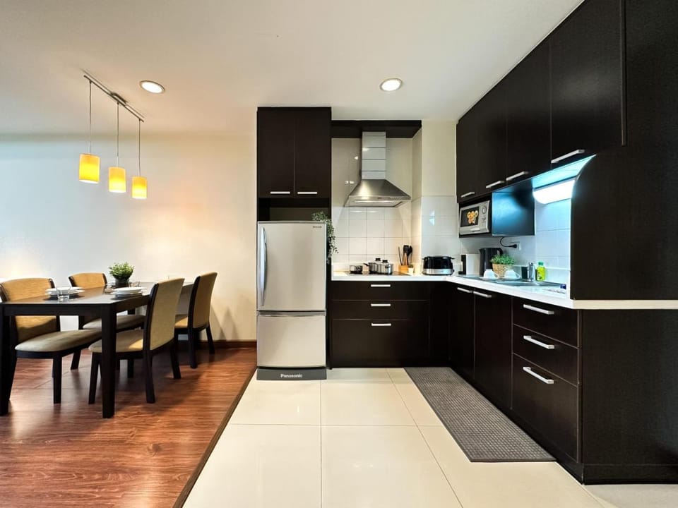 Vibrant Modern 57 SQM - Ultra Fast WiFi - BTS Thonglor Apartment in Bangkok