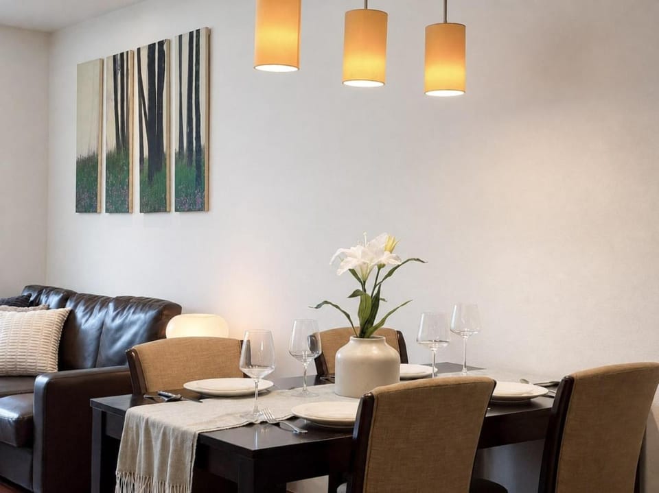 Vibrant Modern 57 SQM - Ultra Fast WiFi - BTS Thonglor Apartment in Bangkok