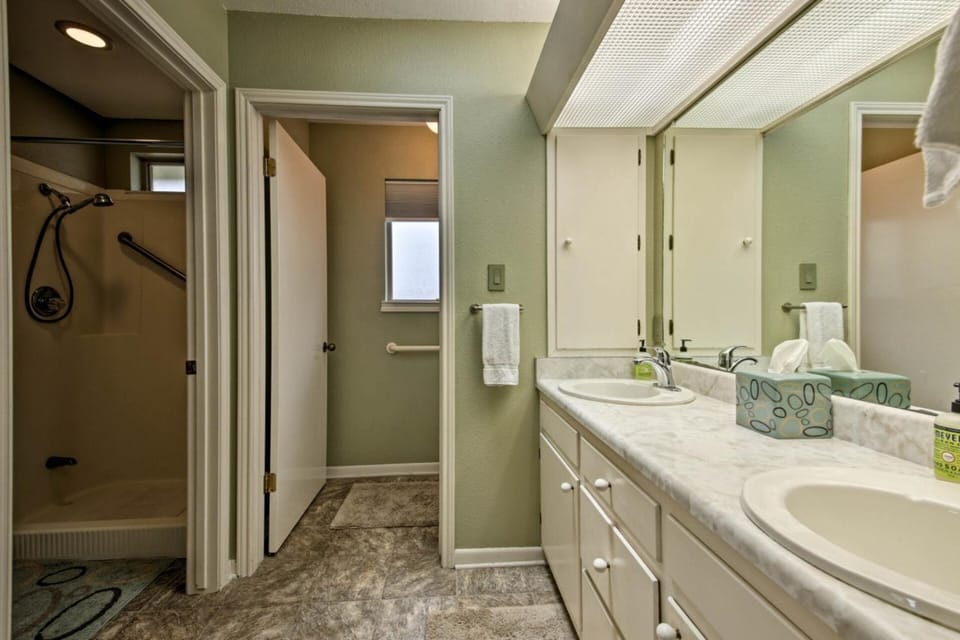 Serene 3 BR Canyon Lake Getaway w/ Stunning Views! House in Canyon Lake