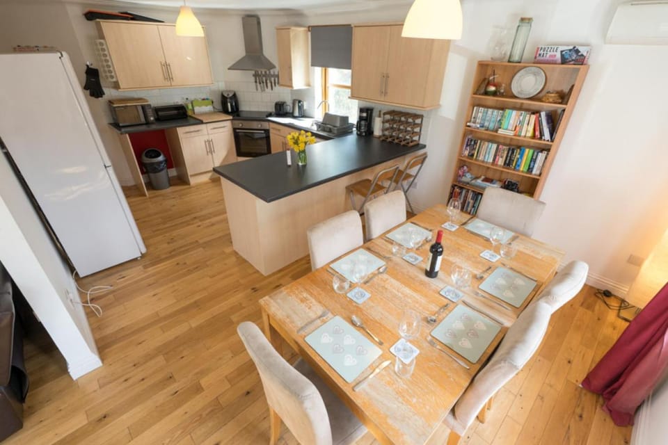 Kitchen or kitchenette, Dining area, oven, stove