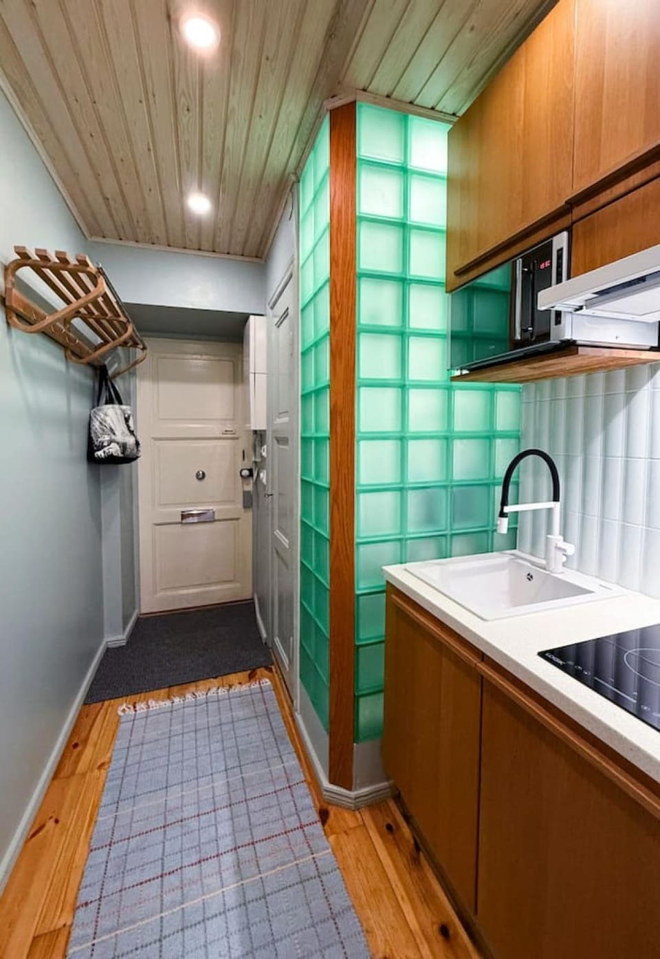 Kitchen or kitchenette, oven
