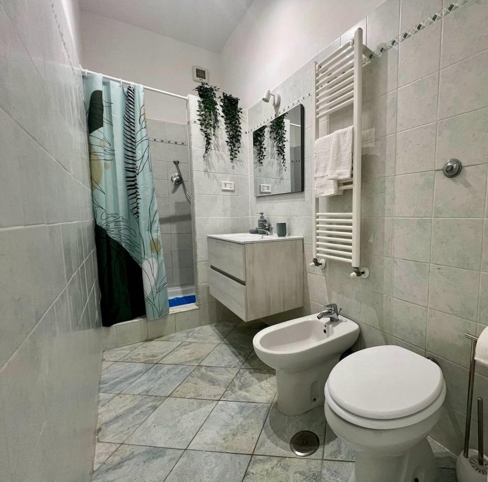 Shower, Toilet, Bathroom, bidet, towels