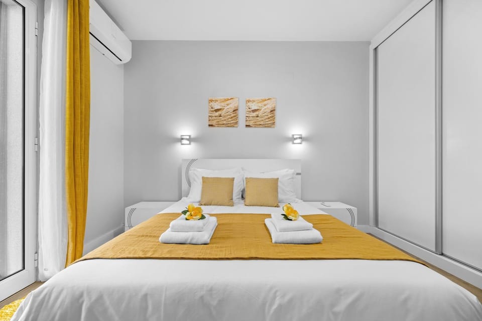 Bedroom, towels