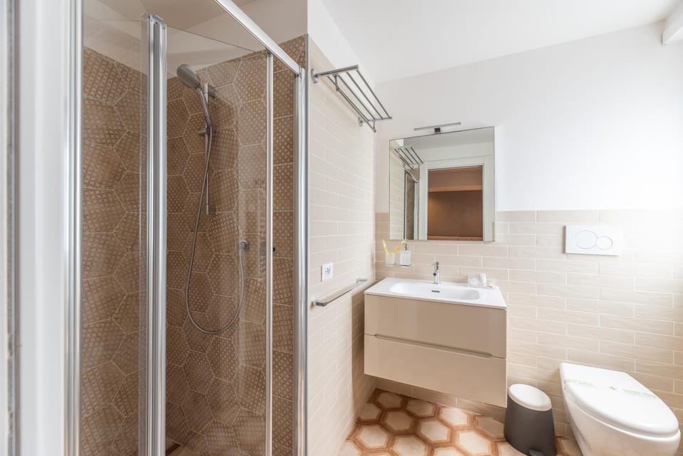 Shower, Toilet, Bathroom, towels