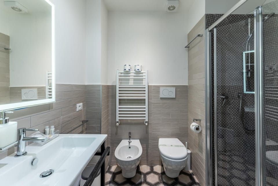 Shower, Toilet, Bathroom, towels