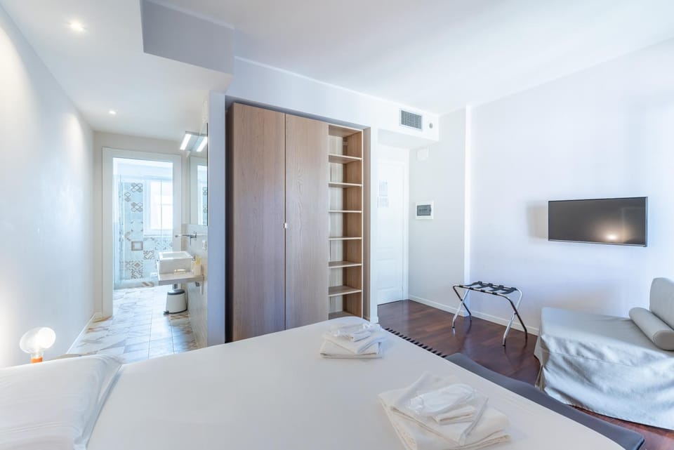 Bed, TV and multimedia, Photo of the whole room, Bedroom, towels, wardrobe