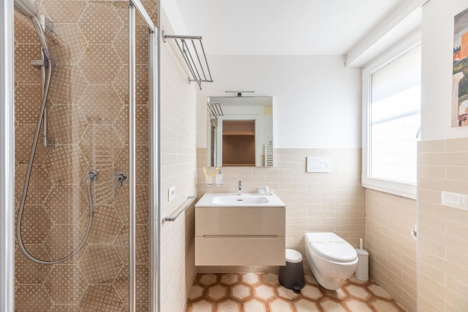 Shower, Toilet, Bathroom, bidet, towels
