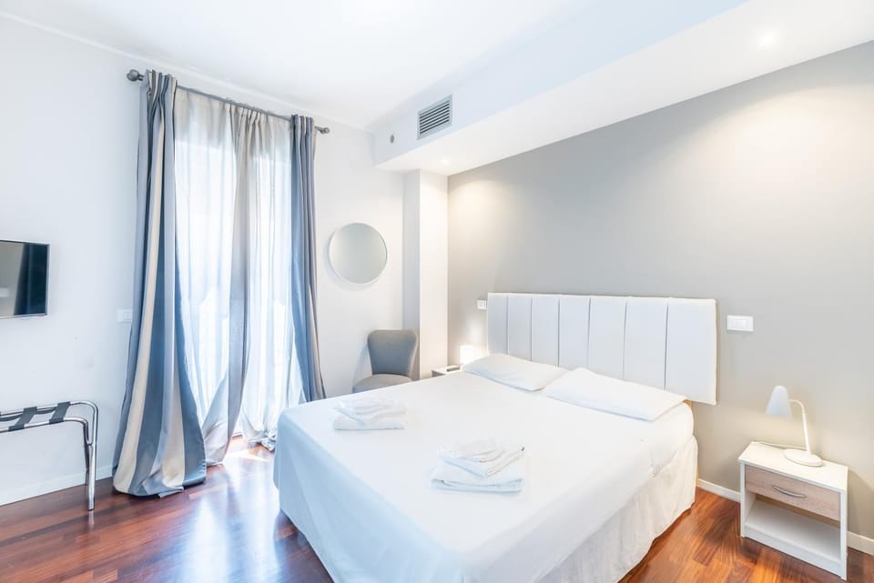 Bed, TV and multimedia, Photo of the whole room, Bedroom, towels, air conditioner