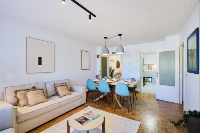 Kitchen or kitchenette, Living room, Seating area, Dining area