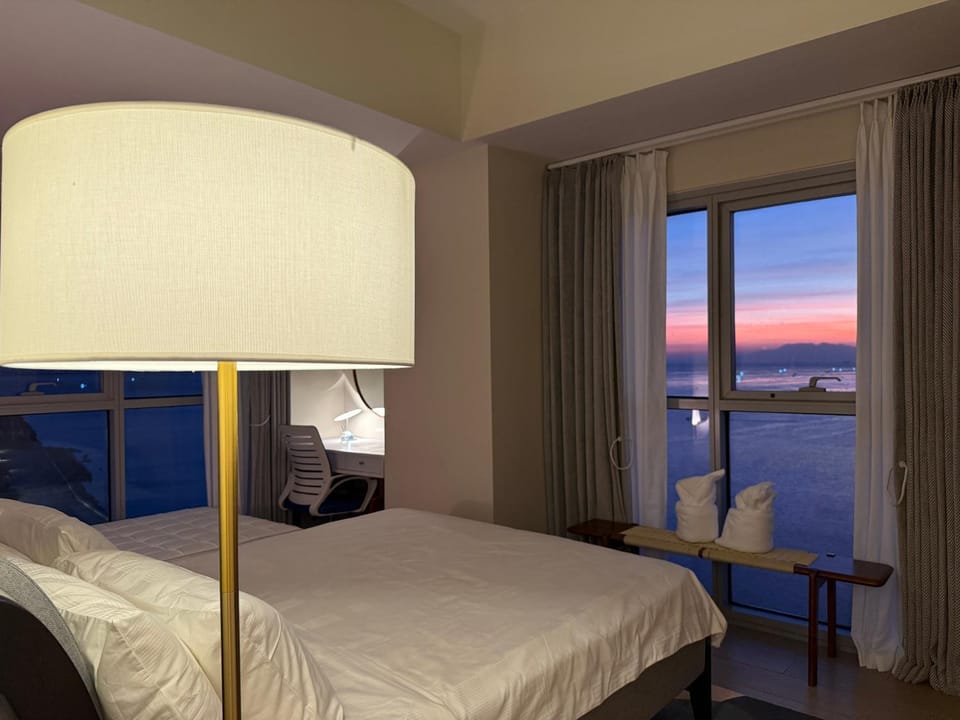 Bed, Natural landscape, Photo of the whole room, Bedroom