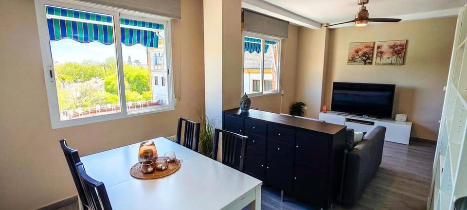 TV and multimedia, Seating area, Dining area