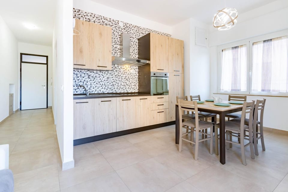 Kitchen or kitchenette, Dining area, oven, stove