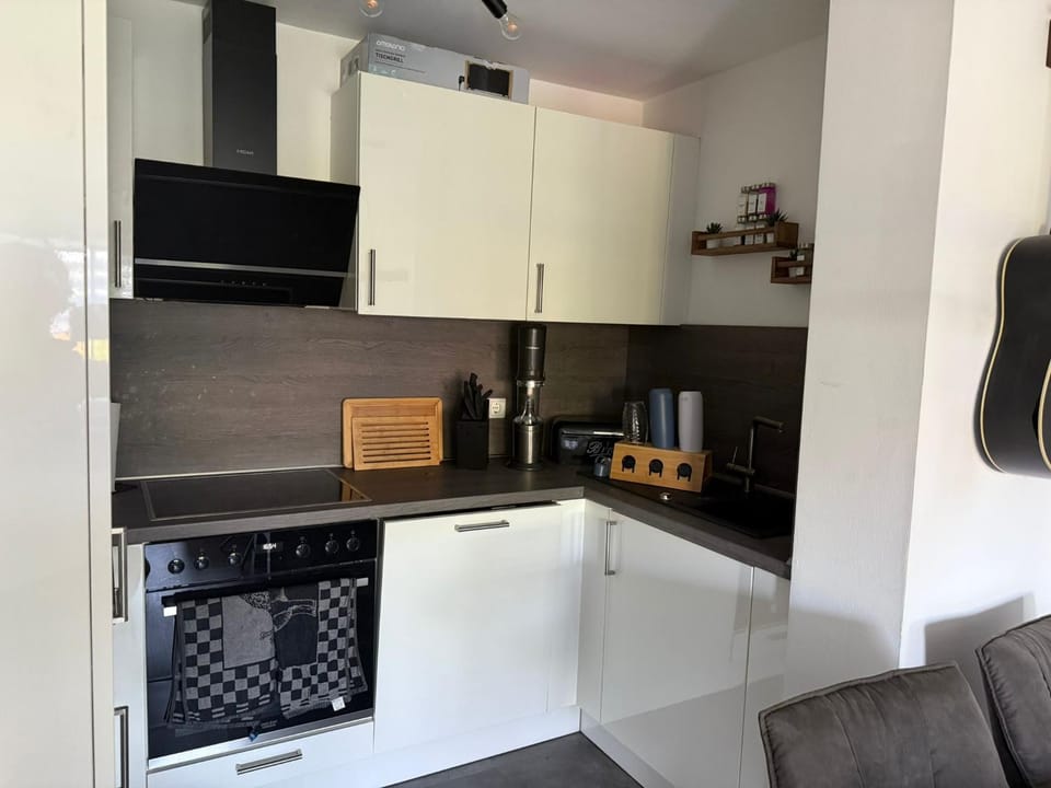 Coffee/tea facilities, oven, stove, toaster