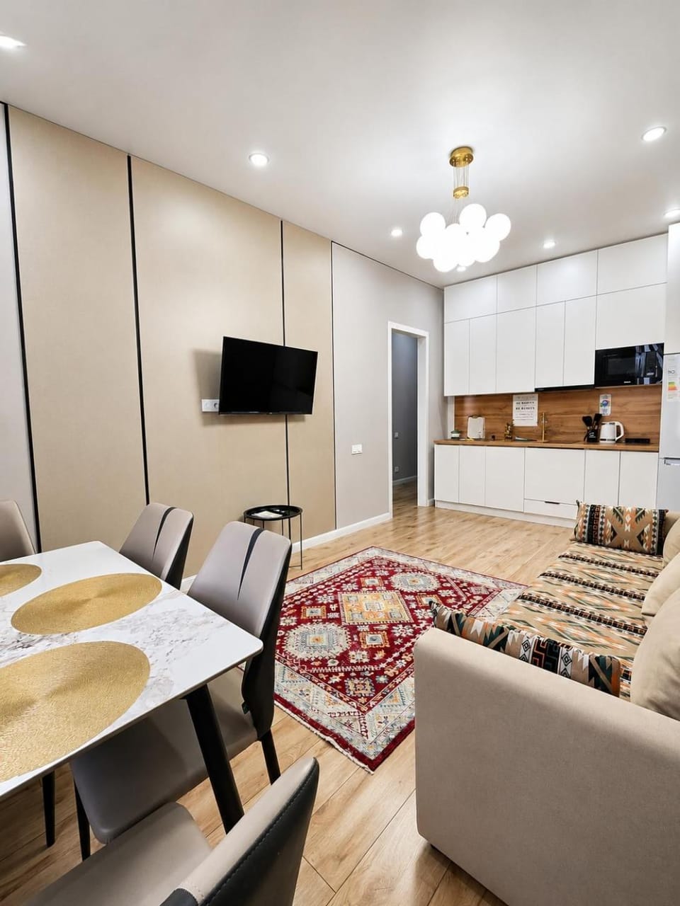 TV and multimedia, Kitchen or kitchenette, Living room, Seating area, Dining area, stove