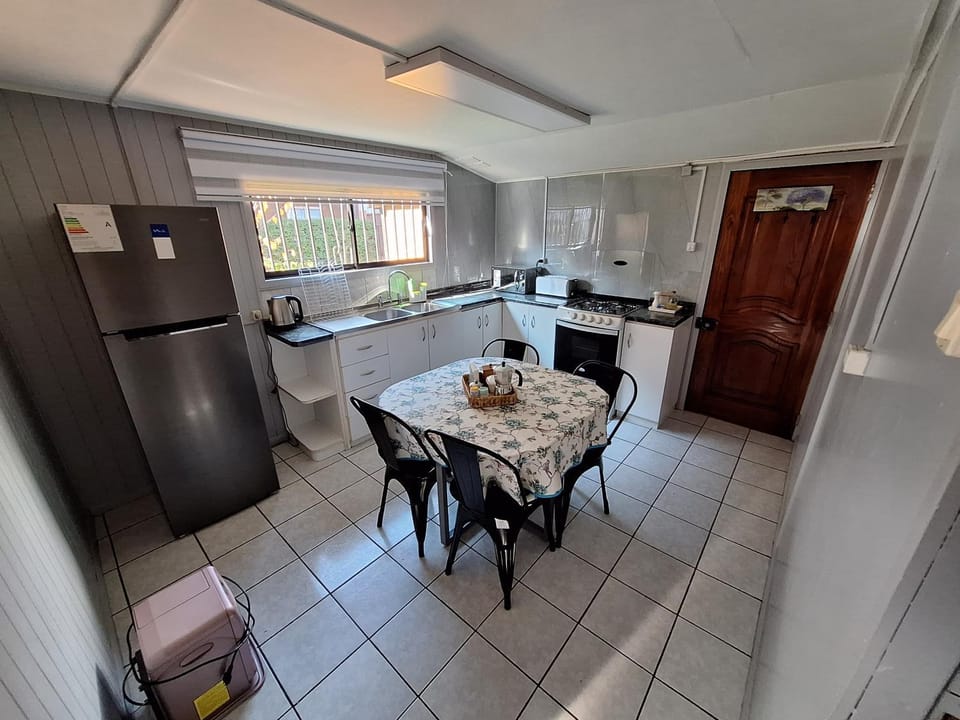 Coffee/tea facilities, Kitchen or kitchenette, Dining area, heating, microwave, oven, stove, toaster