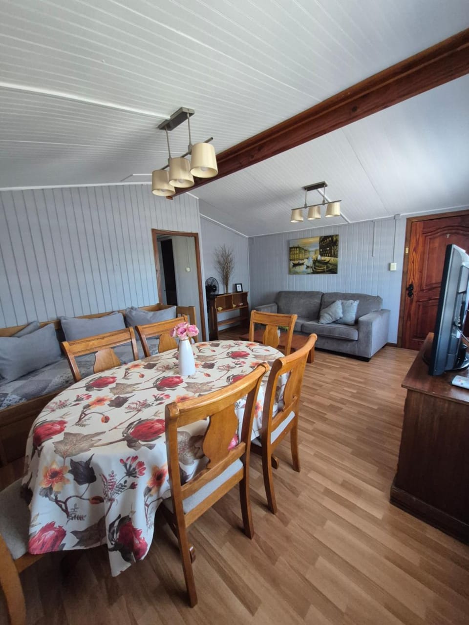 TV and multimedia, Living room, Seating area, Dining area