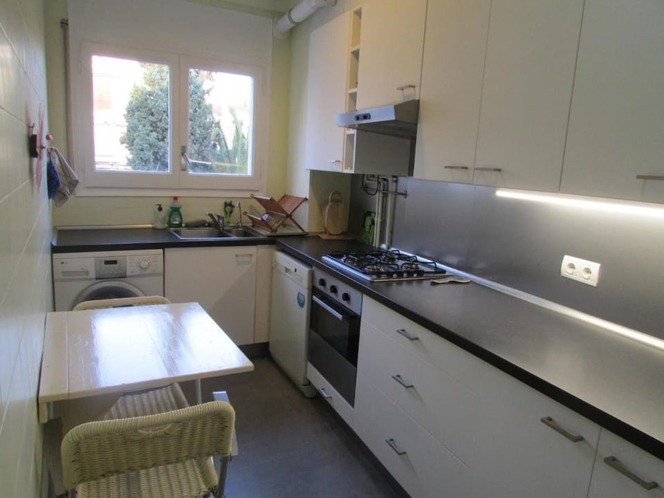 Kitchen or kitchenette, Dining area, dishwasher, oven, stove, toaster