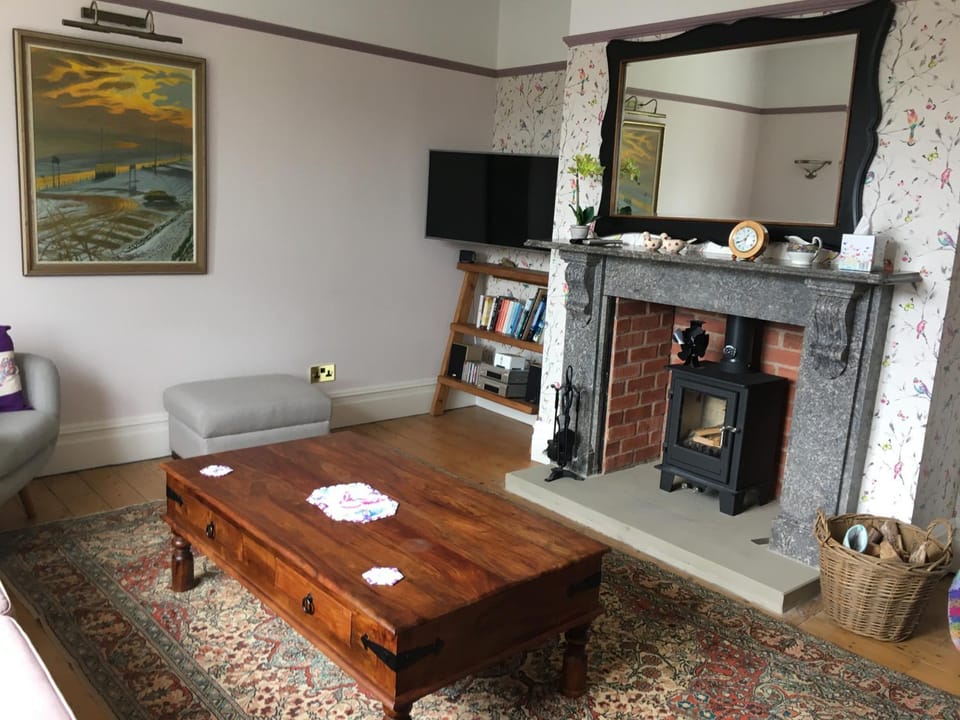 Communal lounge/ TV room, TV and multimedia, Living room, Seating area, Evening entertainment