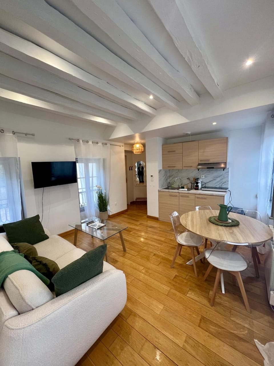 TV and multimedia, Kitchen or kitchenette, Living room, Dining area