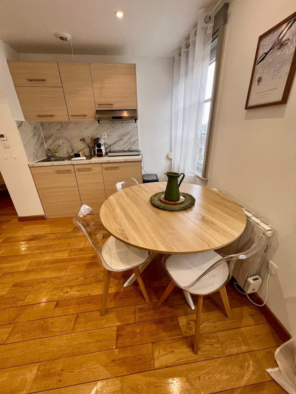 Kitchen or kitchenette, Dining area, stove