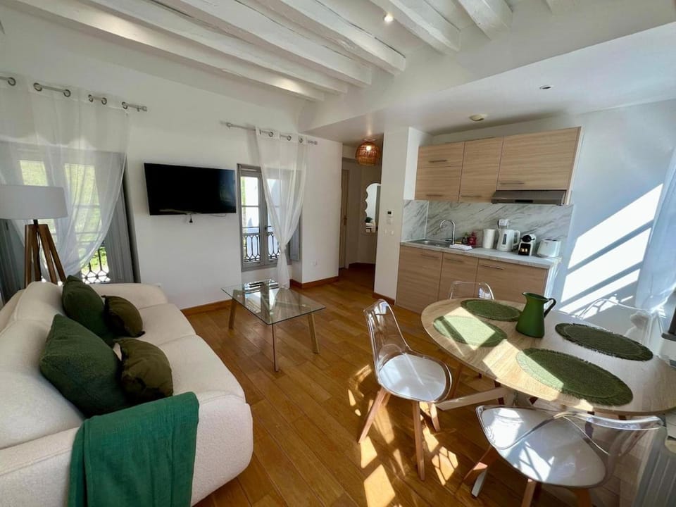 Communal lounge/ TV room, TV and multimedia, Kitchen or kitchenette, Living room, Dining area