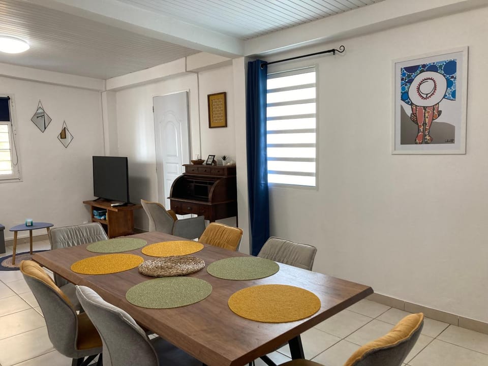 TV and multimedia, Living room, Seating area, Dining area