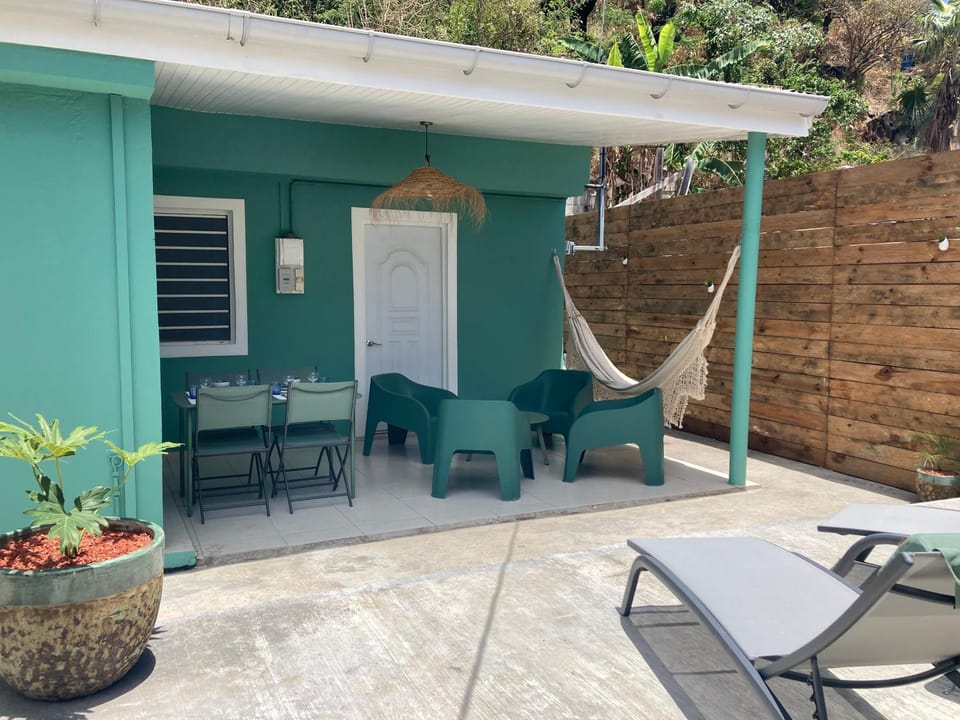Property building, Balcony/Terrace, Dining area, Garden view