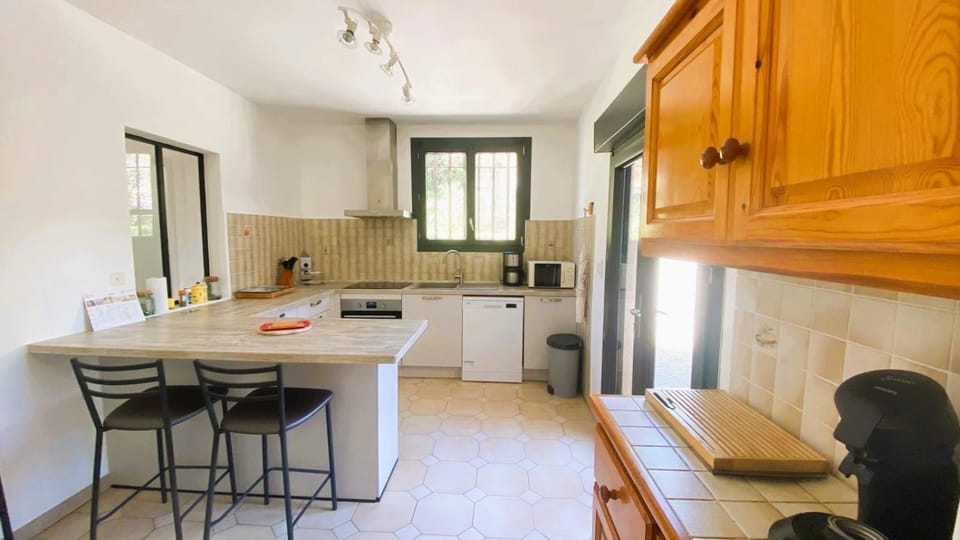 Coffee/tea facilities, Dining area, dishwasher, microwave, oven, stove
