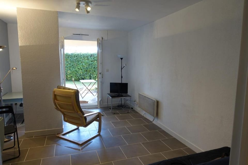 studio Villeneuve-lès-Avignon terrasses sous les pins Apartment in Villeneuve-lès-Avignon