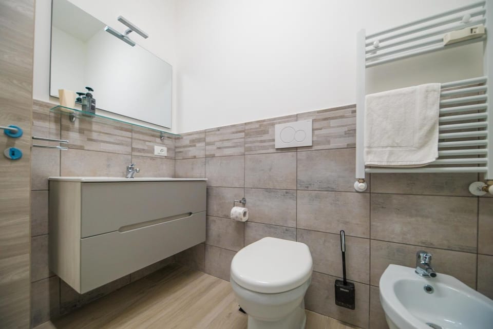 Shower, Toilet, Bathroom, bidet, towels