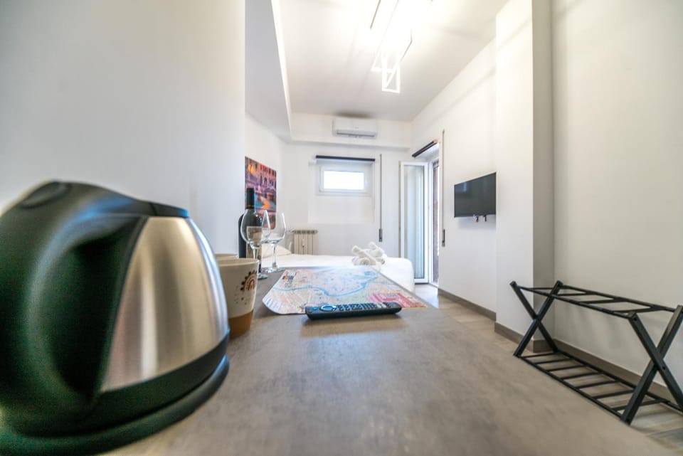 Bed, TV and multimedia, Photo of the whole room, Bedroom