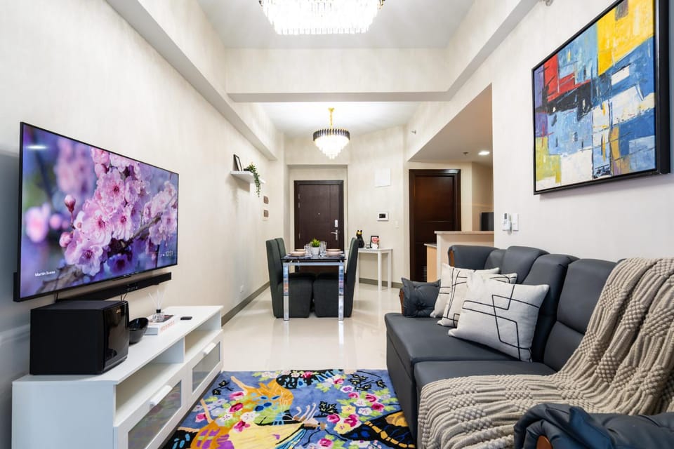 Uptown Parksuites Sky Garden Flr Bright Airy 2 BR balcony Apartment in Makati