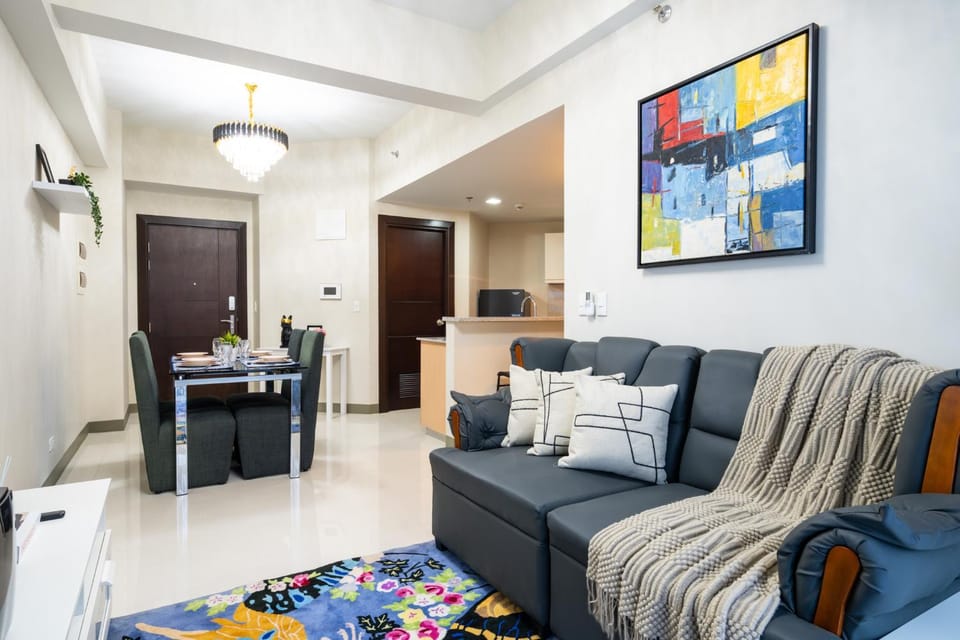 Uptown Parksuites Sky Garden Flr Bright Airy 2 BR balcony Apartment in Makati