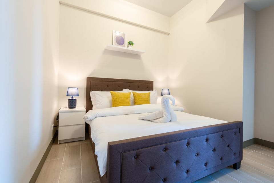 Uptown Parksuites Sky Garden Flr Bright Airy 2 BR balcony Apartment in Makati