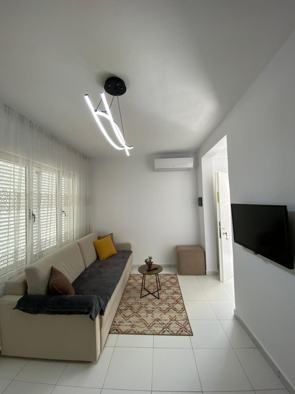 Bed, TV and multimedia, Living room, Photo of the whole room, Seating area, Bedroom