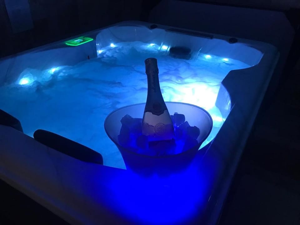 Hot Tub, Food and drinks