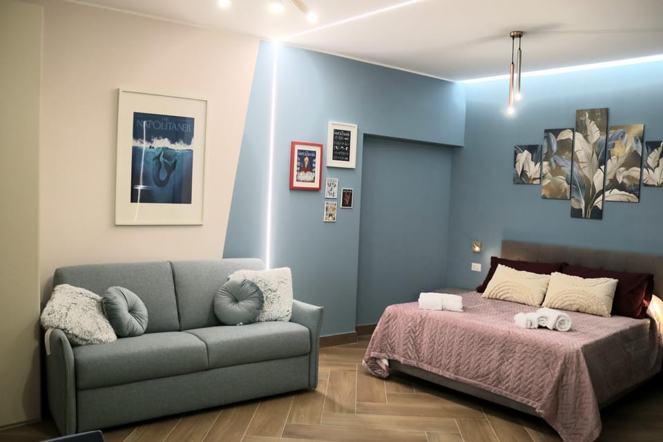 Bed, Living room, Photo of the whole room, Seating area, Bedroom