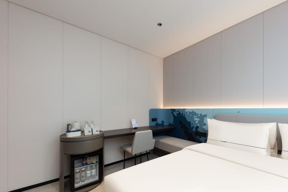 Bed, Photo of the whole room, Bedroom, Drinks