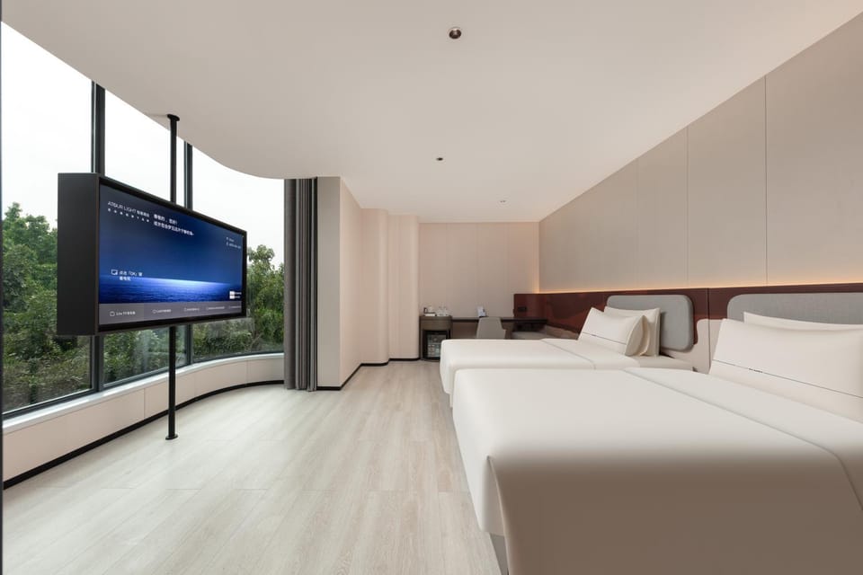 Bed, TV and multimedia, Photo of the whole room, Seating area, Bedroom, City view, Garden view, Street view