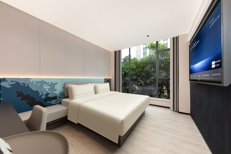 Bed, TV and multimedia, Photo of the whole room, Seating area, Street view, wardrobe