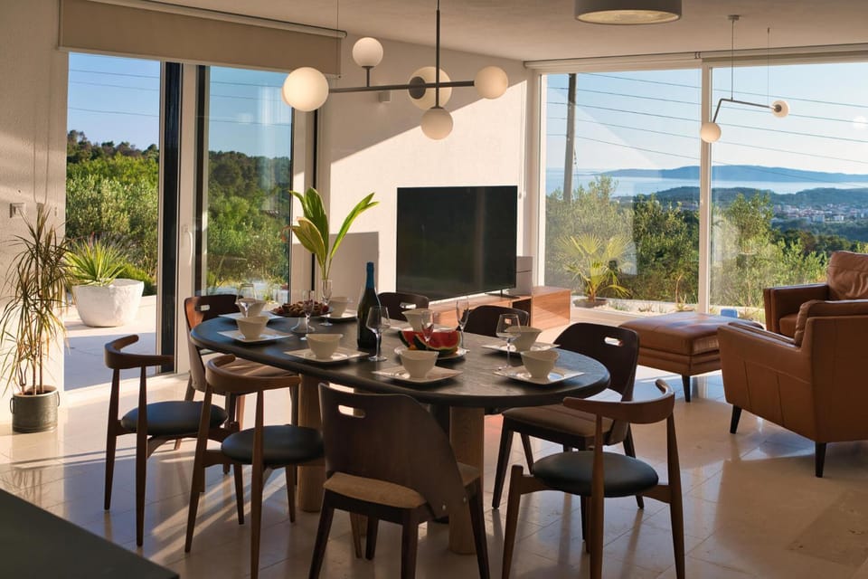 Communal lounge/ TV room, Natural landscape, TV and multimedia, View (from property/room), Living room, Seating area, Dining area, Evening entertainment, Mountain view