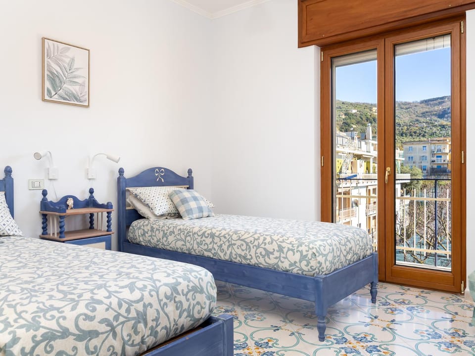 Bed, View (from property/room), Balcony/Terrace, Photo of the whole room, Bedroom, Mountain view