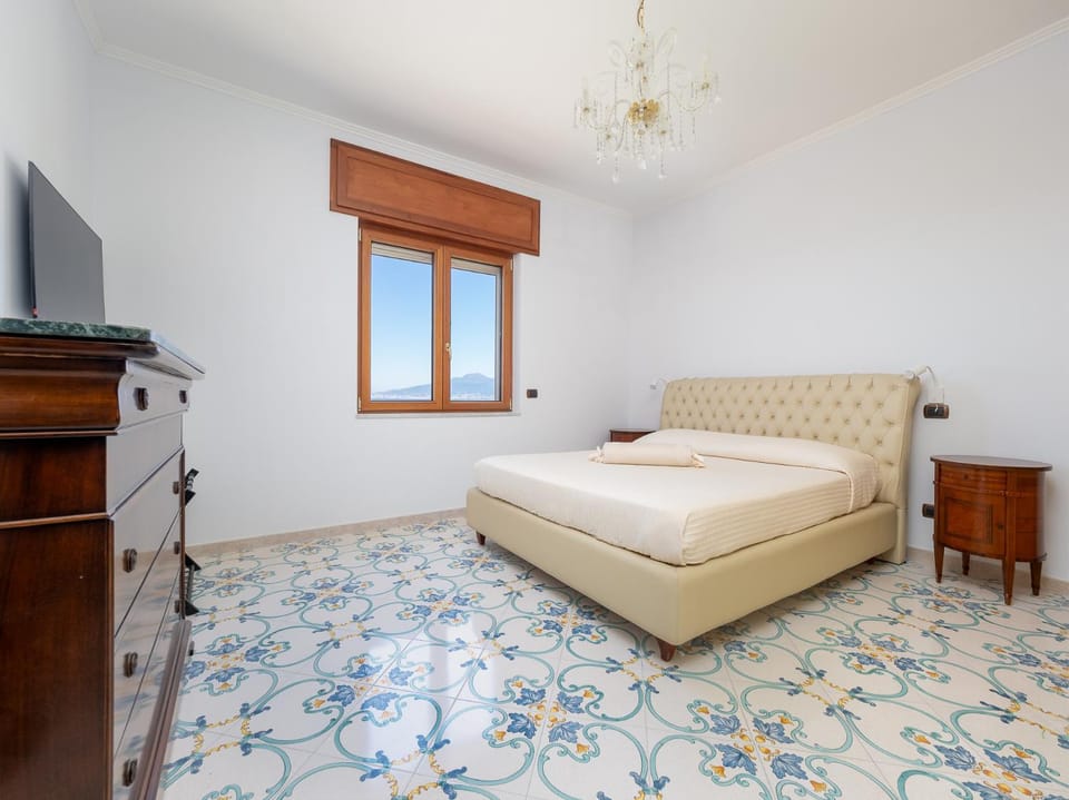 Bed, TV and multimedia, Photo of the whole room, Bedroom, Landmark view, wardrobe